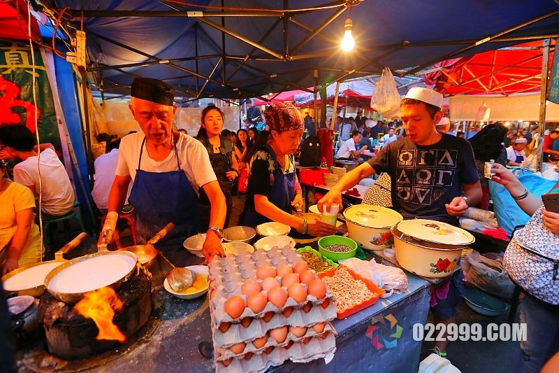 后备箱集市私家车秒变地摊摊位，城市白领闲时集体练摊