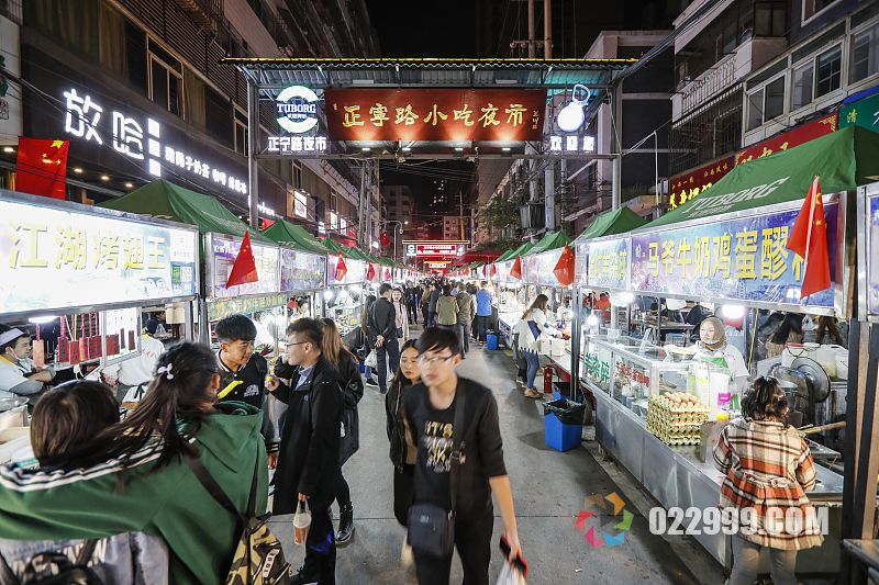 后备箱集市私家车秒变地摊摊位，城市白领闲时集体练摊