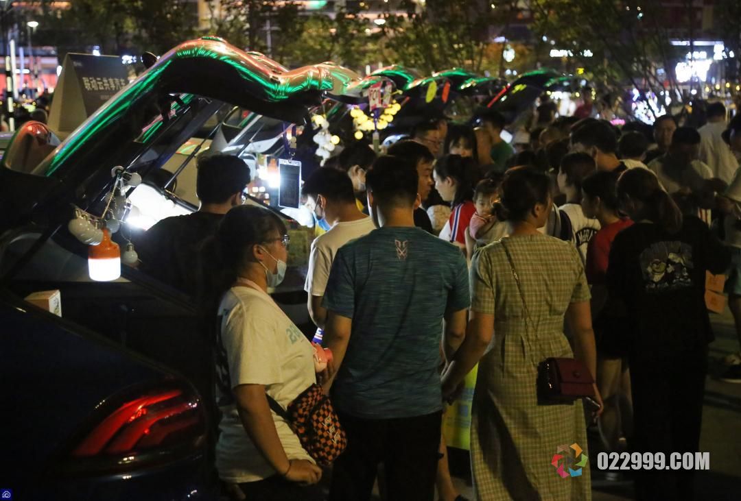 汽车后备箱集市确实很火，不过日赚千元有点虚，摊主晒出真实收入