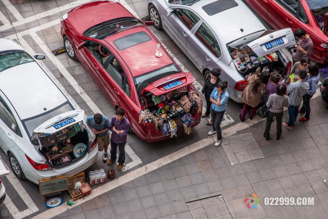 开小车摆摊的女人：如果你有台车，又有空闲时间，会出来摆摊吗